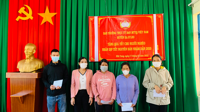 UBMTTQVN huyen tang qua cho xa Dlie Yang 2